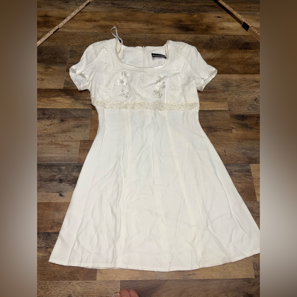 VTG Brioche California White Short Sleeve Dress w/ Rosette & Lace Trim - Picture 3 of 12